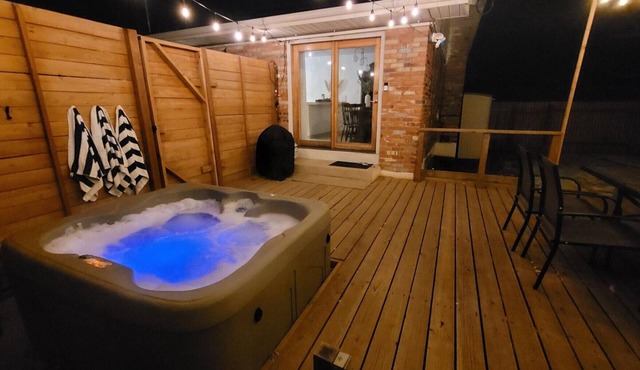 Chic 3Bd W/Hot Tub: Embrace the Outdoors!