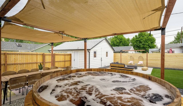 Chic 4-bedroom house with Karaoke Lounge, Cedar Hot Tub, minutes to downtown