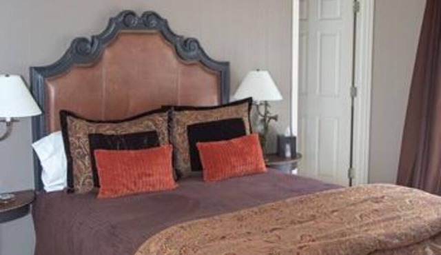 Chloe's Corner GUESTROOM at Arbor House Inn Bed & Breakfast on the River