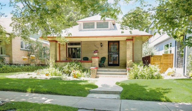 City Park - Newly renovated, cozy 2-bedroom, basement apartment with AC, WiFi