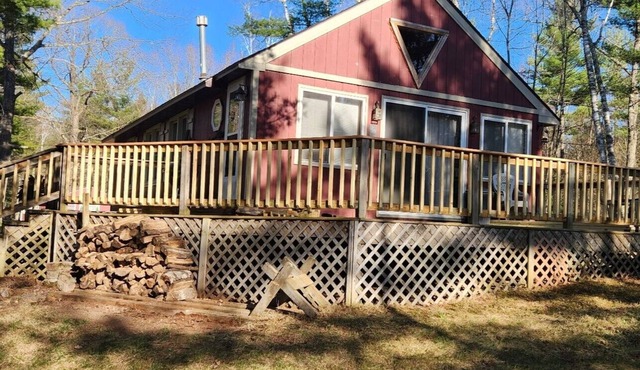 Classic Rustic Lakeside Cabin Retreat. Sleeps 6. Pets allowed. in Winter
