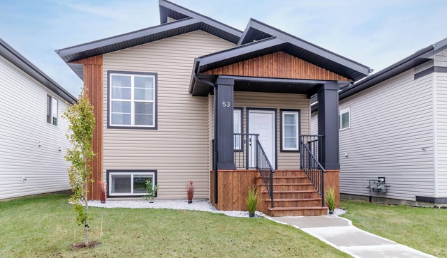 Clean, Cozy, 4 Bedroom House ~ Close to the Lake ~ Air Conditioning ~ Games Room in Sylvan Lake