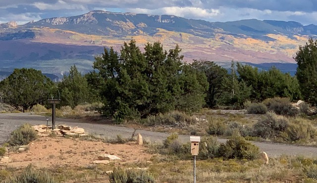 Close to MOUNTAINS, spacious + movie room +views