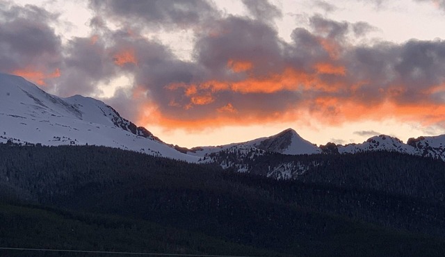 Close to Town & Skiing/Hiking, Stunning Views, Private Hot Tub. Pet welcome.