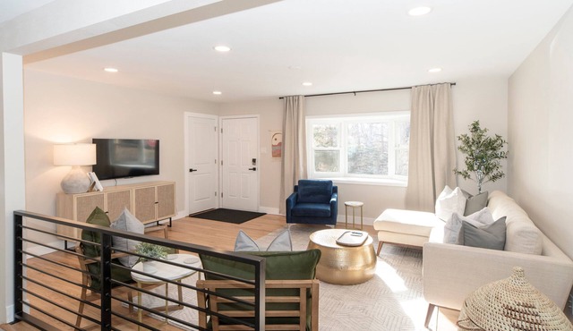 Coffee Lovers. King Beds. Modern Retreat! Quiet. Close to Old Town!