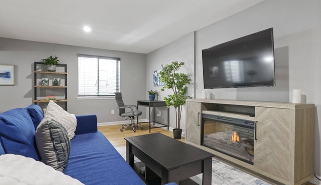 Comfy, Stylish Apartment near Restaurants, Breweries, Hiking Trails, Coffee Shop