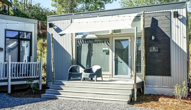 Contemporary Mesa Accommodation Ideal for Glamping in Colorado