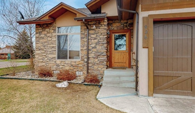 Convenient condo with fireplace & WiFi - walk to rec center pool, tennis & town