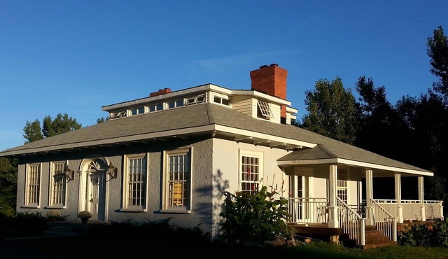 Country home 5 bdrs, 6 baths, yoga/art studio, large garden near wineries +beach in Consecon