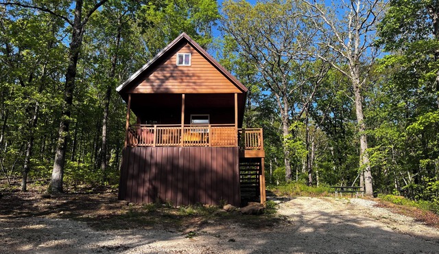 Cowboy Cabin is nestled in a little woodland village – playground, pond and more in Winslow