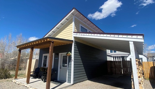 Cozy 1-bedroom house in a serene location with AC. Perfect traveler getaway!