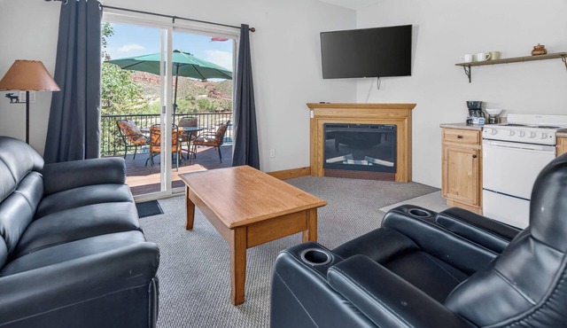 Cozy 1BR Retreat with Deck, Views & Jetted Tub