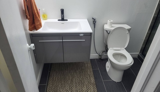Cozy 2-bedroom house with WiFi, AC in pleasant Aurora