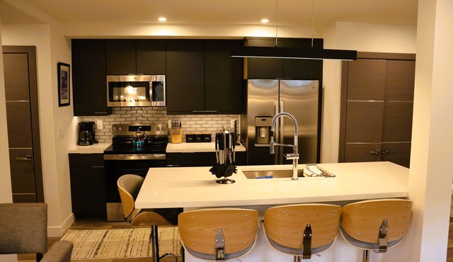 Cozy 2 BR/2BA Apt - Steps from Ski School and the Village w/2 parking spaces!