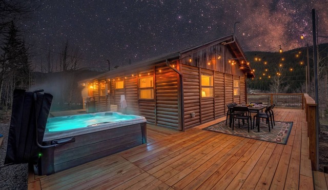 Cozy 2BR Mountain Cabin, Hot Tub, Fire Pit, Yoga, 20 Min to Breck