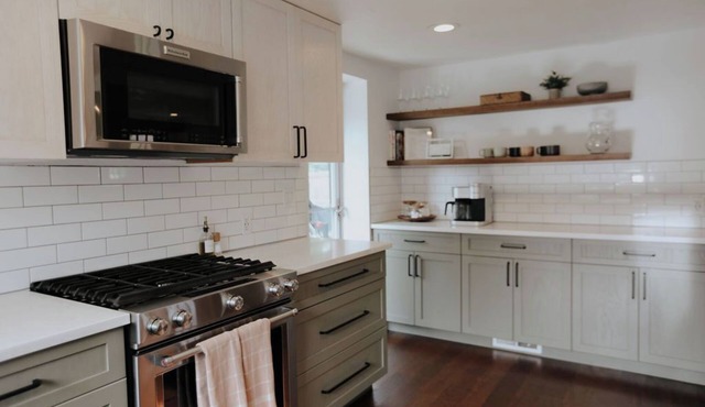 Cozy 3BR Home with AC, Hot Tub & Walkable Restaurants