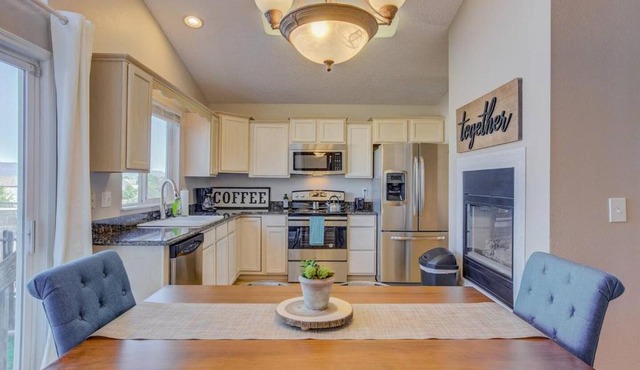 Cozy 4BR House with Peak Views in Colorado Springs