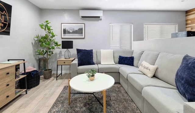 Cozy and Chic apartment close to everything in Wheat Ridge!