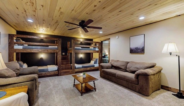 Cozy apartment with full kitchen, patio, grill & convenient location