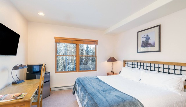 Cozy Bear Creek Lodge King Room | Heated Pool, Hot Tubs & Pet-Friendly