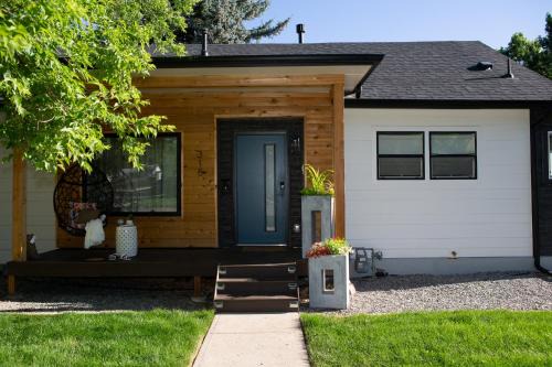 Cozy Bungalow Hot Tub & Fire Pit, Walk Downtown