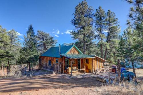 Cozy Cabin Getaway with Mountain Views & Fireplace
