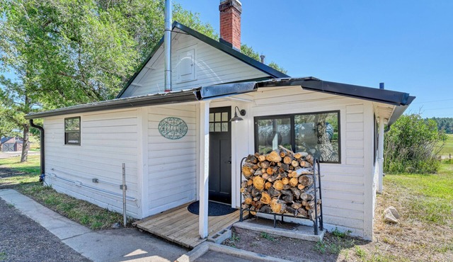 Cozy, charming carriage house on a historic farm in Elbert