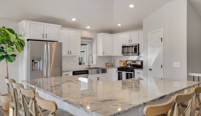 Cozy CO Escape | Hot Tub, Pool Table, Sleeps 13
