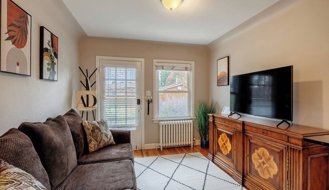 Cozy Condo steps from Sloan's Lake in Denver. 2 bedrooms-1 bed