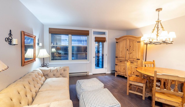 Cozy Condo steps to Coonskin lift