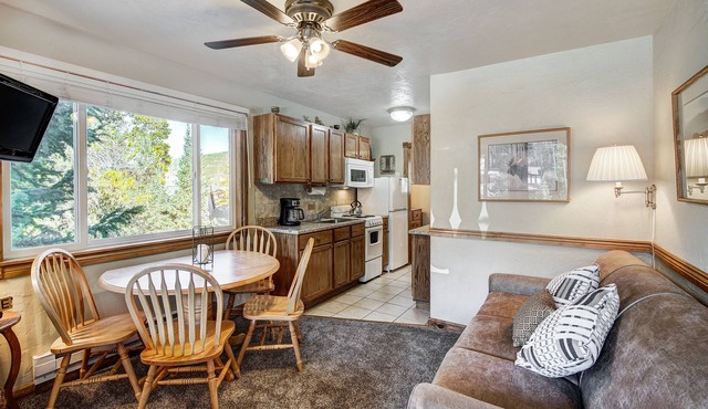 Cozy, Corner Top Floor Unit in Perfect Downtown Location | PM8B