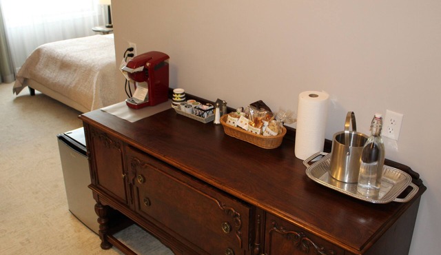 Cozy Deluxe Queen Room in welcoming Minneapolis Boutique Hotel in Minneapolis