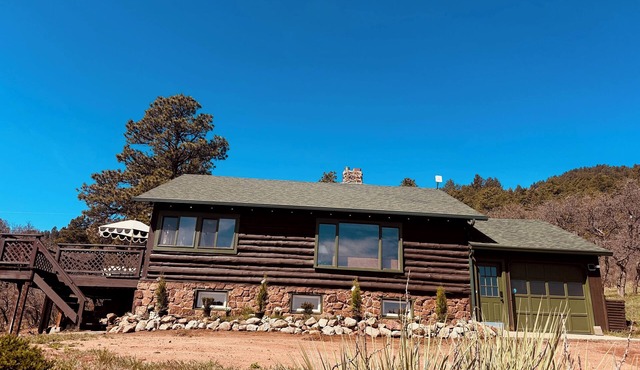 Cozy Little Cabin in the woods on 107 acres with private hiking trail!