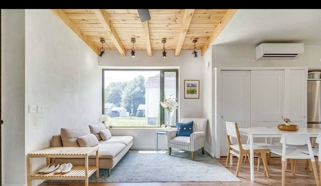 Cozy modern solar hideaway on the bike path! in Flourence