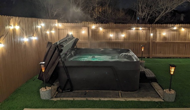 Cozy Private Basement, Hot Tub, Washer+Dryer, Full Kitchen, Fenced Backyard