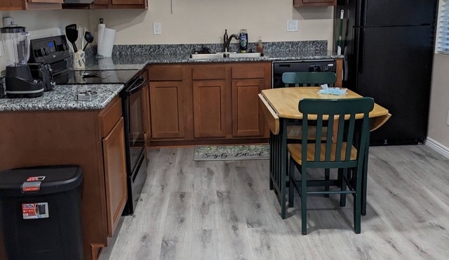 Cozy, quiet, carriage house. mature landscape
