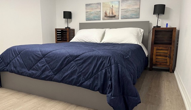 Cozy Retro style1 Bedroom Apartment - FREE Parking, WiFi, In-suite Laundry. in St. Catharines