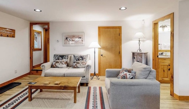 Cozy & secluded studio - quiet location near town, hiking, & skiing