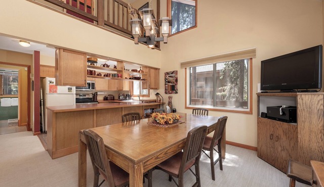 Cozy Ski Inn! Walk to Slopes! Fabulous Hot Tub in Winter Park