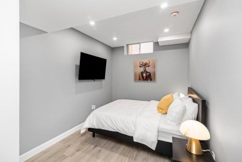 Cozy Spacious 2BR Suite with Parking & Wi-Fi in Hamilton