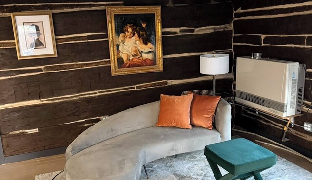 Cozy studio cabin in Pine with serene garden and conveniently close to highway.