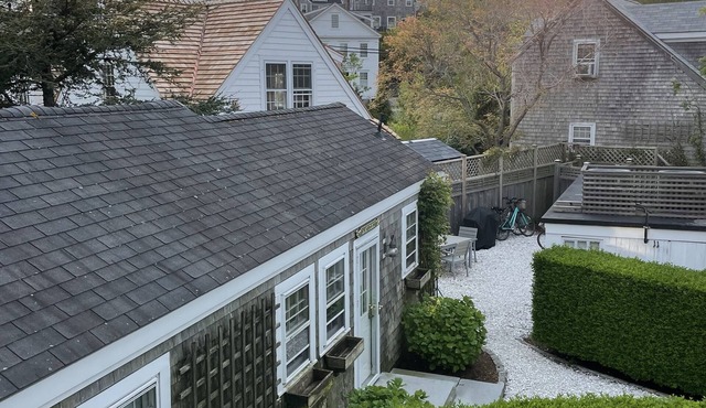 Cozy upper studio- fully equipped & close to town, harbor, shops & restaurants! in Nantucket