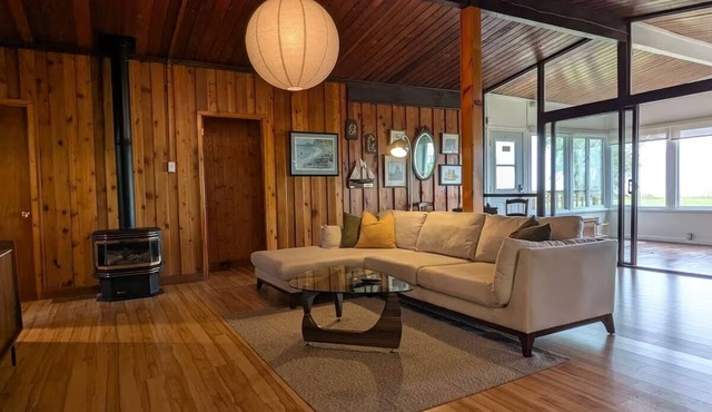 Cozy Waterfront Cottage – Fishing, Firepit, Wineries, Birdwatching & Views in Leamington