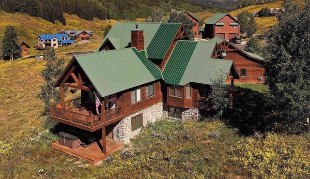 Creek Cove, Gorgeous home, hot tub, very private