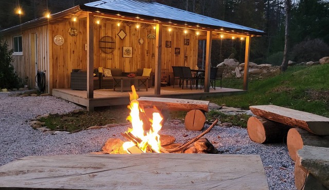 Creekside Cottage –Hot Tub!, Pool Table, Firepit & Pet-Friendly in the Nantahala in Topton