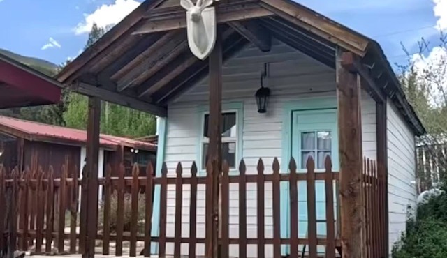 Crib house studio cabin - mountain views, .25mls to lake, quiet comfort!