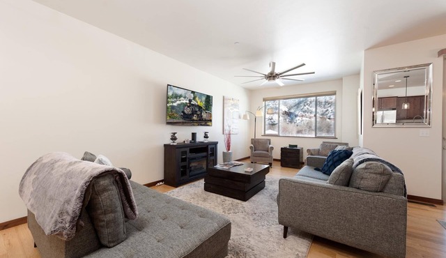 Crimson Cliff 2ownhome - Views - 4 Miles to Downtown - Central AC (30+ Stay)