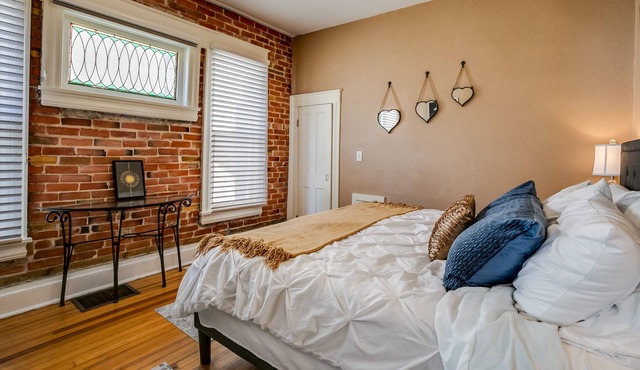 Cute Victorian! Walk to Pearl/WiFi/King/Parking