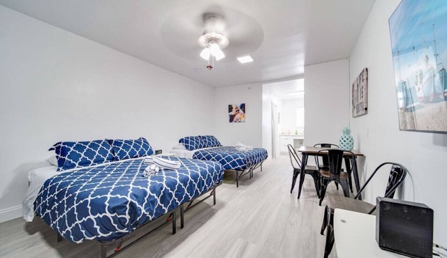 Deco Beachside Apt, w/2 Queen Beds, Washer/Dryer