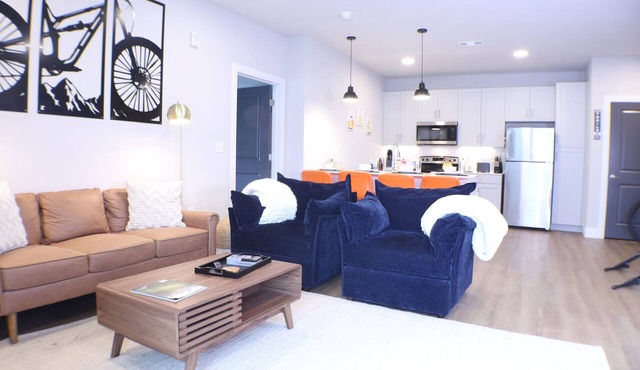 Deluxe 2BR with king suites, pool & minutes to OZ Trails.
